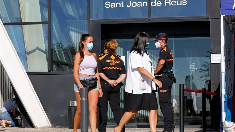 Dos jóvenes salen del Hospital Universitario Sant Joan de Reus (Tarragona), dondese han reanudado los cribados masivos de PCR. Dos jóvenes salen del Hospital Universitario Sant Joan de Reus (Tarragona), dondese han reanudado los cribados masivos de PCR.