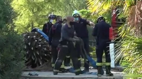 Un grupo de bomberos trabaja en la zona del accidente Un grupo de bomberos trabaja en la zona del accidente