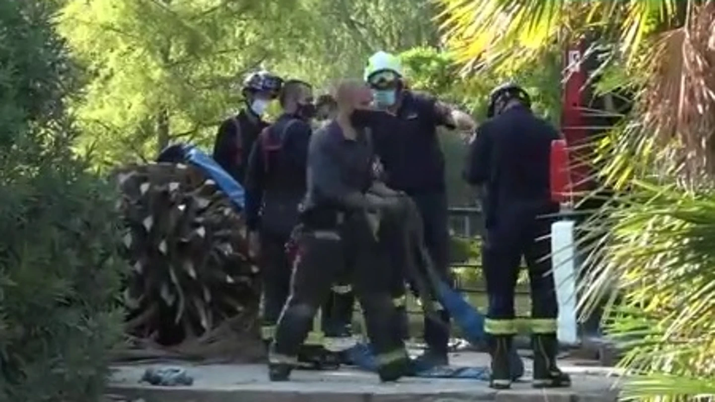 Un grupo de bomberos trabaja en la zona del accidente Un grupo de bomberos trabaja en la zona del accidente