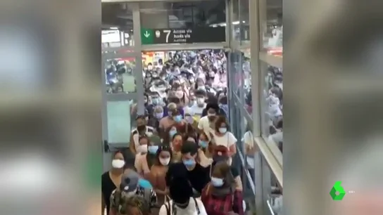 Los usuarios denuncian que resulta imposible guardar la distancia de seguridad en la estación estacion aglomerada