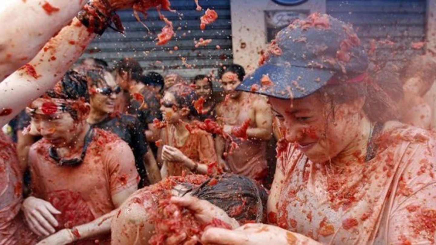 El origen de La Tomatina de Buñol: una pelea de jóvenes en las fiestas de 1945 El origen de La Tomatina de Buñol: una pelea de jóvenes en las fiestas de 1945