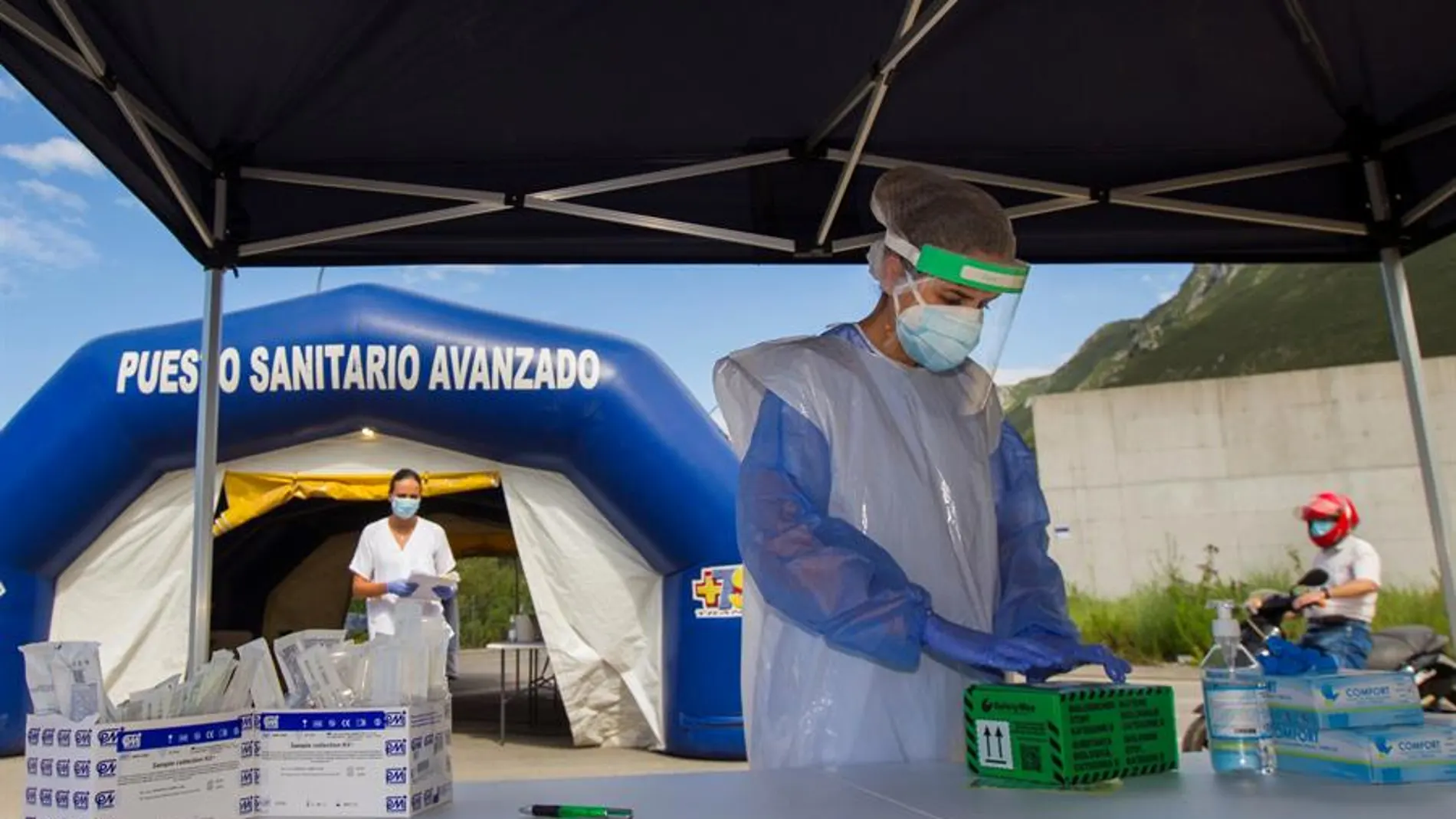 Miembros de los servicios de salud realizan pruebas PCR en Asturias. 