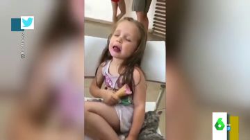 El divertido vídeo de una niña luchando contra el sueño para terminarse un helado