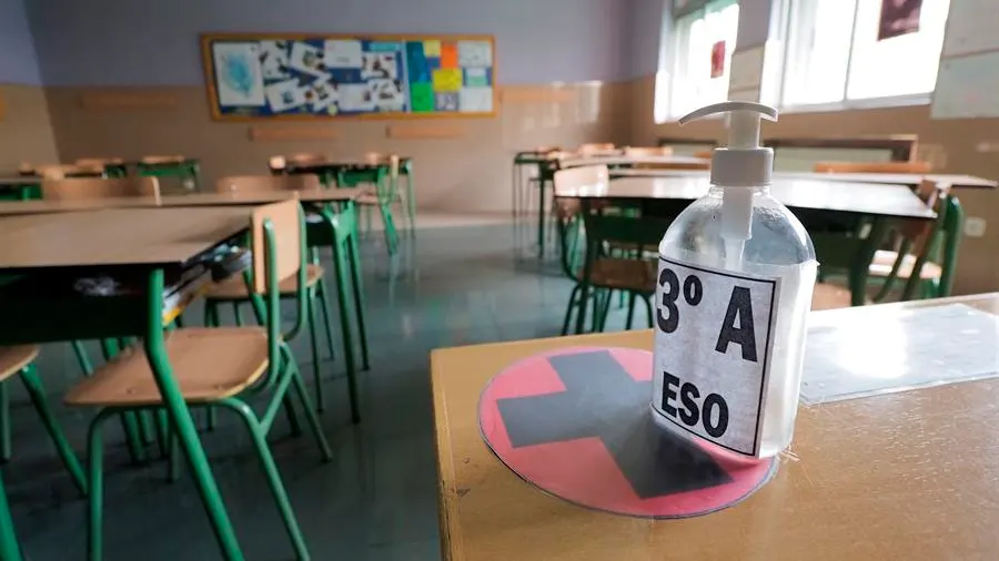 Gel hidroalcohólico en el aula de un colegio