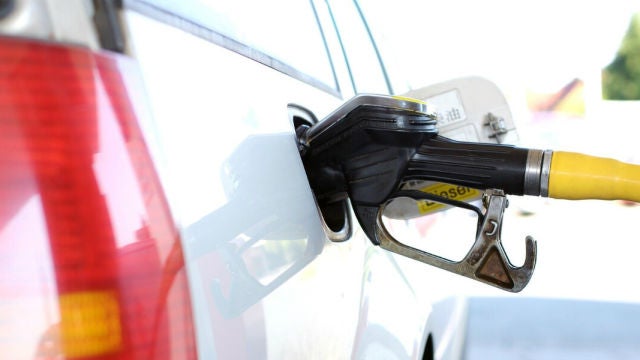 ¿Cuántos litros de gasolina puedes permitirte con tu sueldo en España?