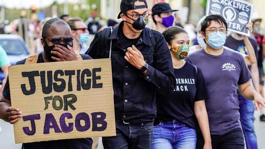Vista de una protesta en reacción al tiroteo en el que resultó herido Jacob Blake por la Policía en Wisconsin. Vista de una protesta en reacción al tiroteo en el que resultó herido Jacob Blake por la Policía en Wisconsin.