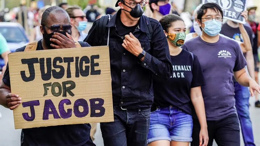 Vista de una protesta en reacción al tiroteo en el que resultó herido Jacob Blake por la Policía en Wisconsin.