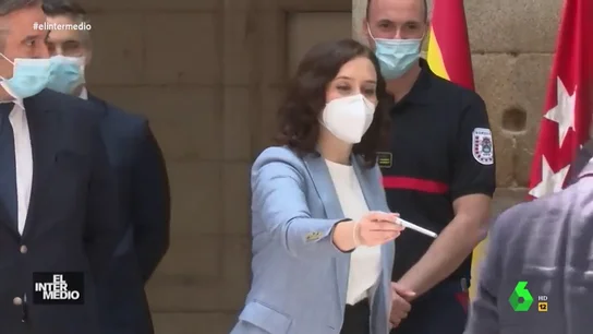 Vídeo manipulado - 'Pillan' a Isabel Díaz Ayuso regalando bolígrafos para hacer amigos Vídeo manipulado - 'Pillan' a Isabel Díaz Ayuso regalando bolígrafos para hacer amigos