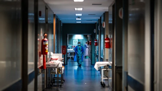 Pasillo de un hospital Orden de síntomas coronavirus