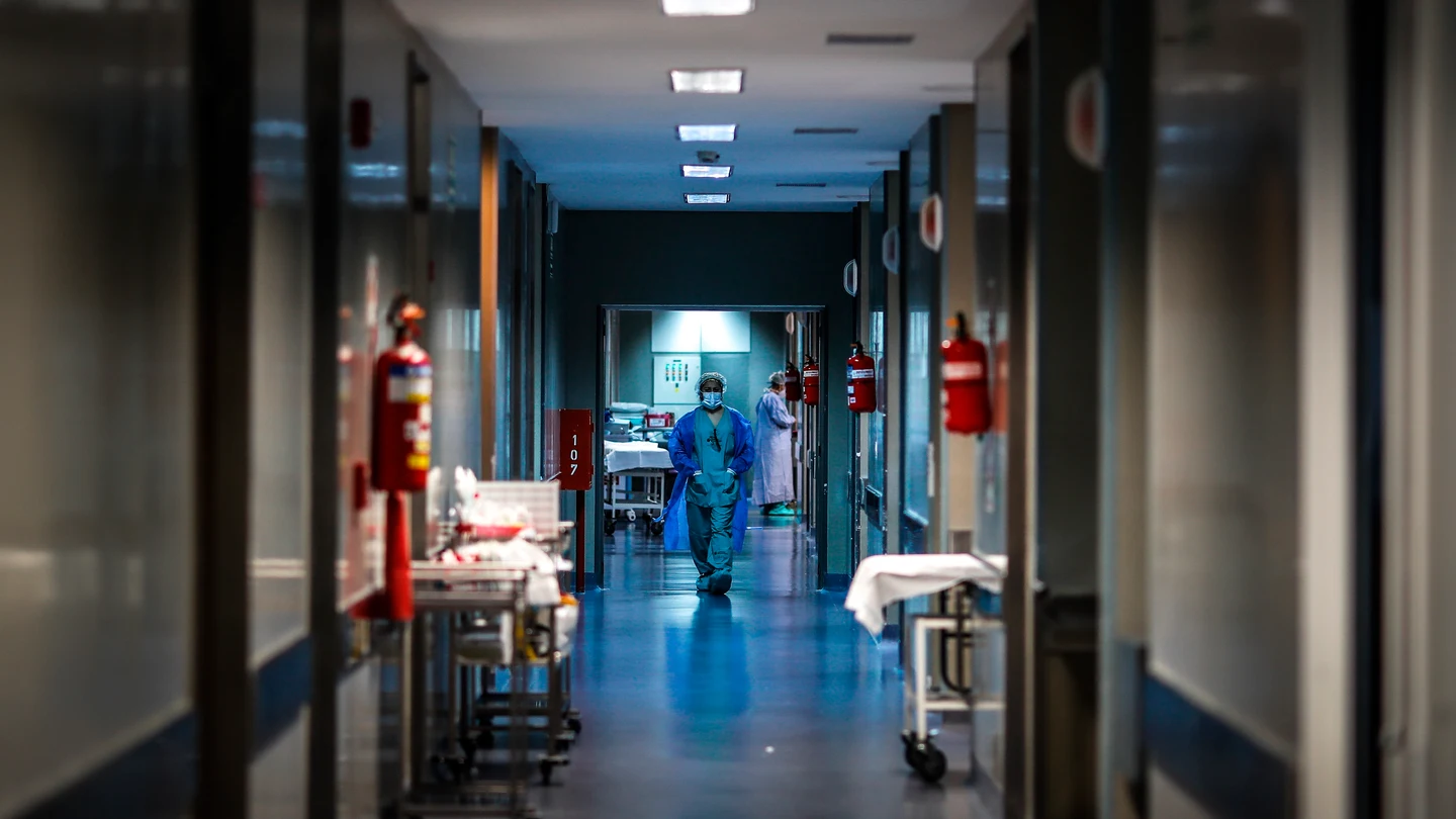 Pasillo de un hospital Orden de síntomas coronavirus