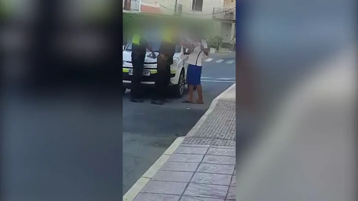 Cuatro meses de cárcel para un joven por escupir y agredir a dos policías en Antas (Almería) Cuatro meses de cárcel para un joven por escupir y agredir a dos policías en Antas (Almería)