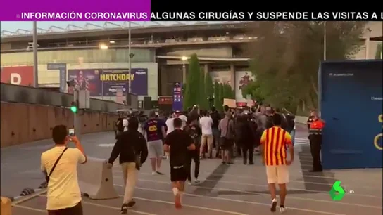 Aficionados del Barça se cuelan en el Camp Nou al grito de "Bartomeu dimisión" Aficionados del Barça se cuelan en el Camp Nou al grito de "Bartomeu dimisión"