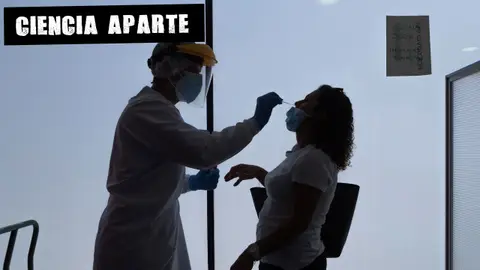Un enfermero de urgencias del 061 realiza los test PCR en la sede del 061 en Zaragoza Un enfermero de urgencias del 061 realiza los test PCR en la sede del 061 en Zaragoza