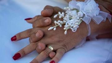 Celebran 50 bodas simultáneas y las retransmiten para visibilizar la crisis del sector nupcial en España