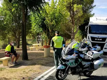 El camionero que quería jubilarse y llamó a la Guardia Civil afirmando que conducía borracho El camionero que quería jubilarse y llamó a la Guardia Civil afirmando que conducía borracho
