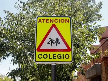 Señal de peligro 'atención colegio' Señal de peligro 'atención colegio'