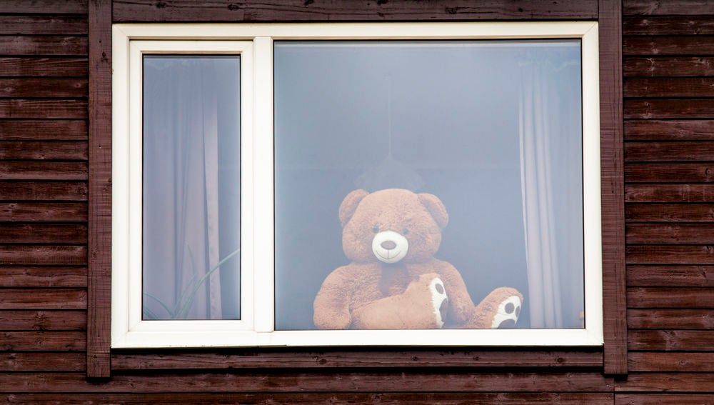 Un oso de peluche te vigila