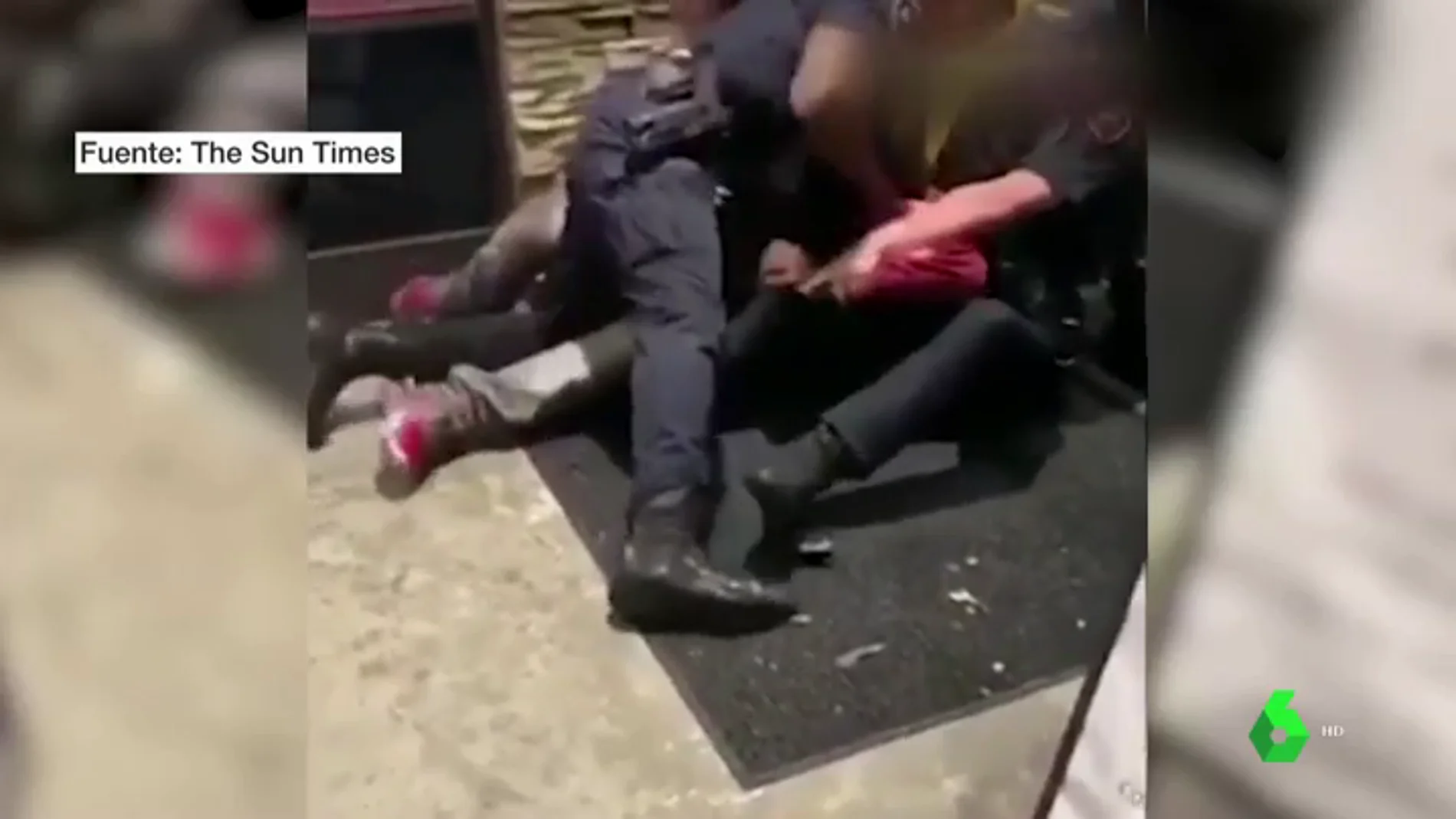 Brutal detención de tres agentes a un menor negro en EEUU: le golpean reiteradamente en el suelo