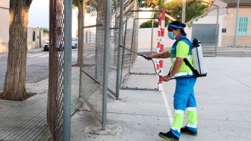 Un equipo de Emaya desinfecta espacios públicos y centros educativos de Palma.