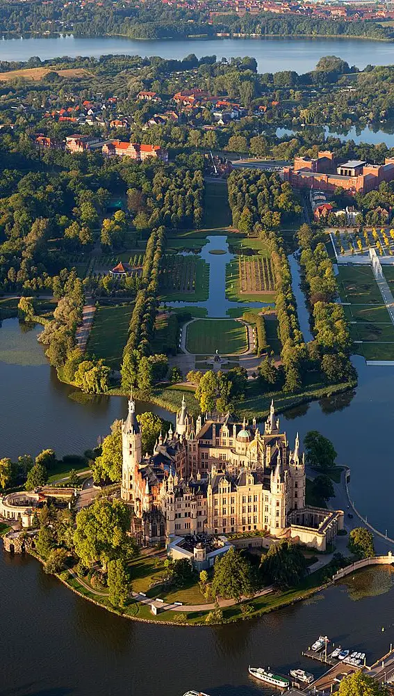 Panorámica de Schwerin con el castillo en primer plano