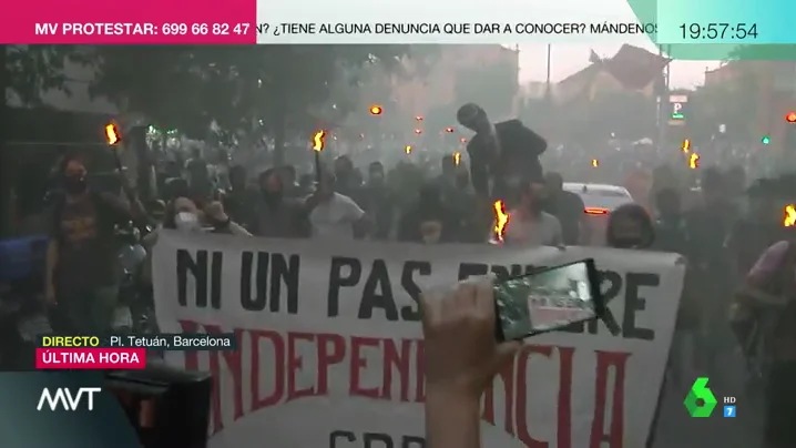 Antorchas y un muñeco del rey en una de las manifestaciones de la Diada en Barcelona