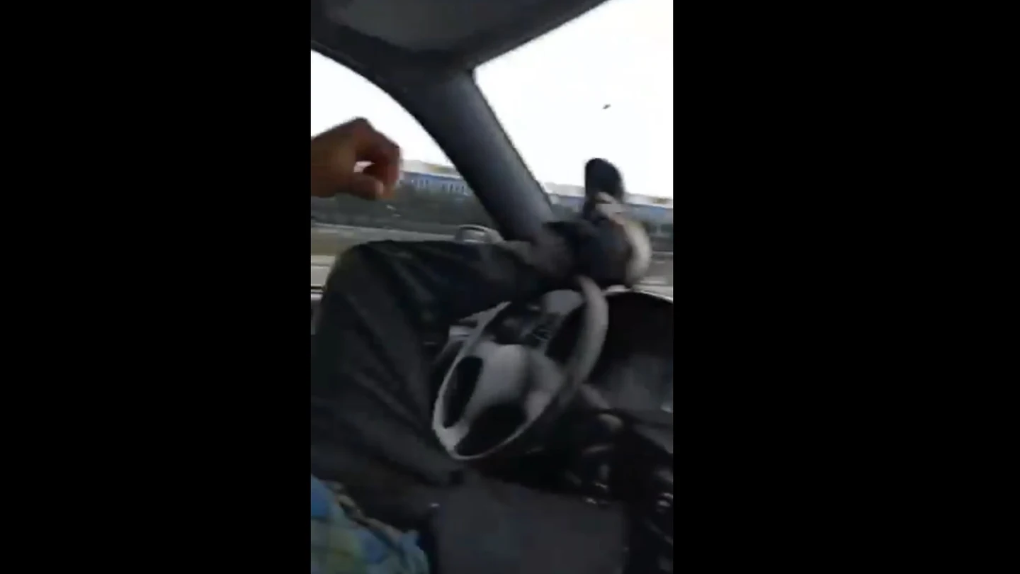 La Guardia Civil localiza en prisión al hombre que se grabó conduciendo con los pies en el volante La Guardia Civil localiza en prisión al hombre que se grabó conduciendo con los pies en el volante