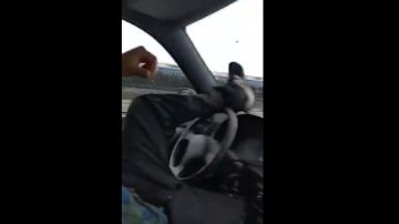 La Guardia Civil localiza en prisión al hombre que se grabó conduciendo con los pies en el volante