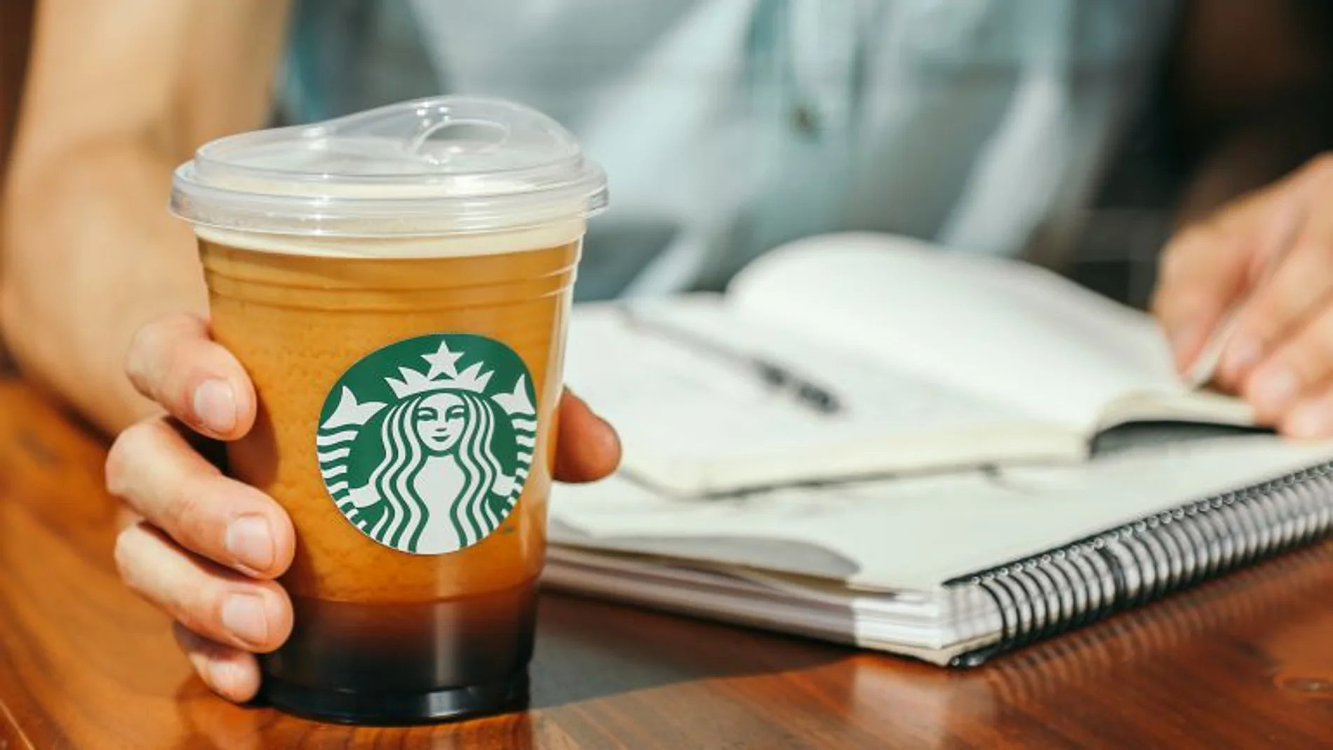 Starbucks dice adiós a las pajitas de plástico, pero no en todas sus bebidas