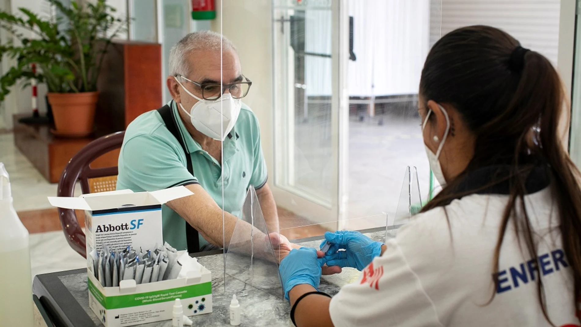 Una enfermera toma una muestra de sangre a un ciudadano para un test serológico en el Centro de Día de Mayores de La Isleta