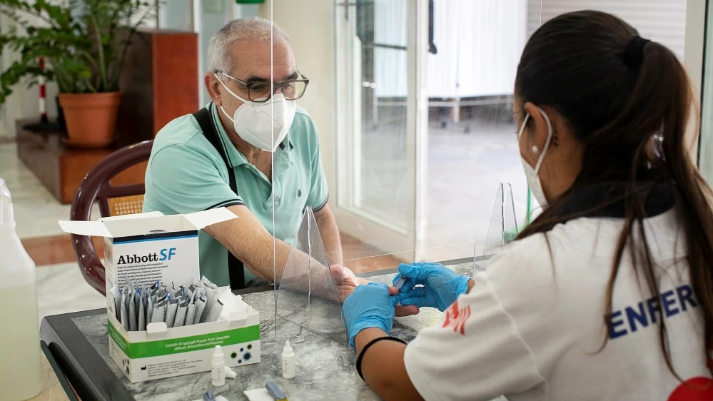 Una enfermera toma una muestra de sangre a un ciudadano para un test serológico en el Centro de Día de Mayores de La Isleta