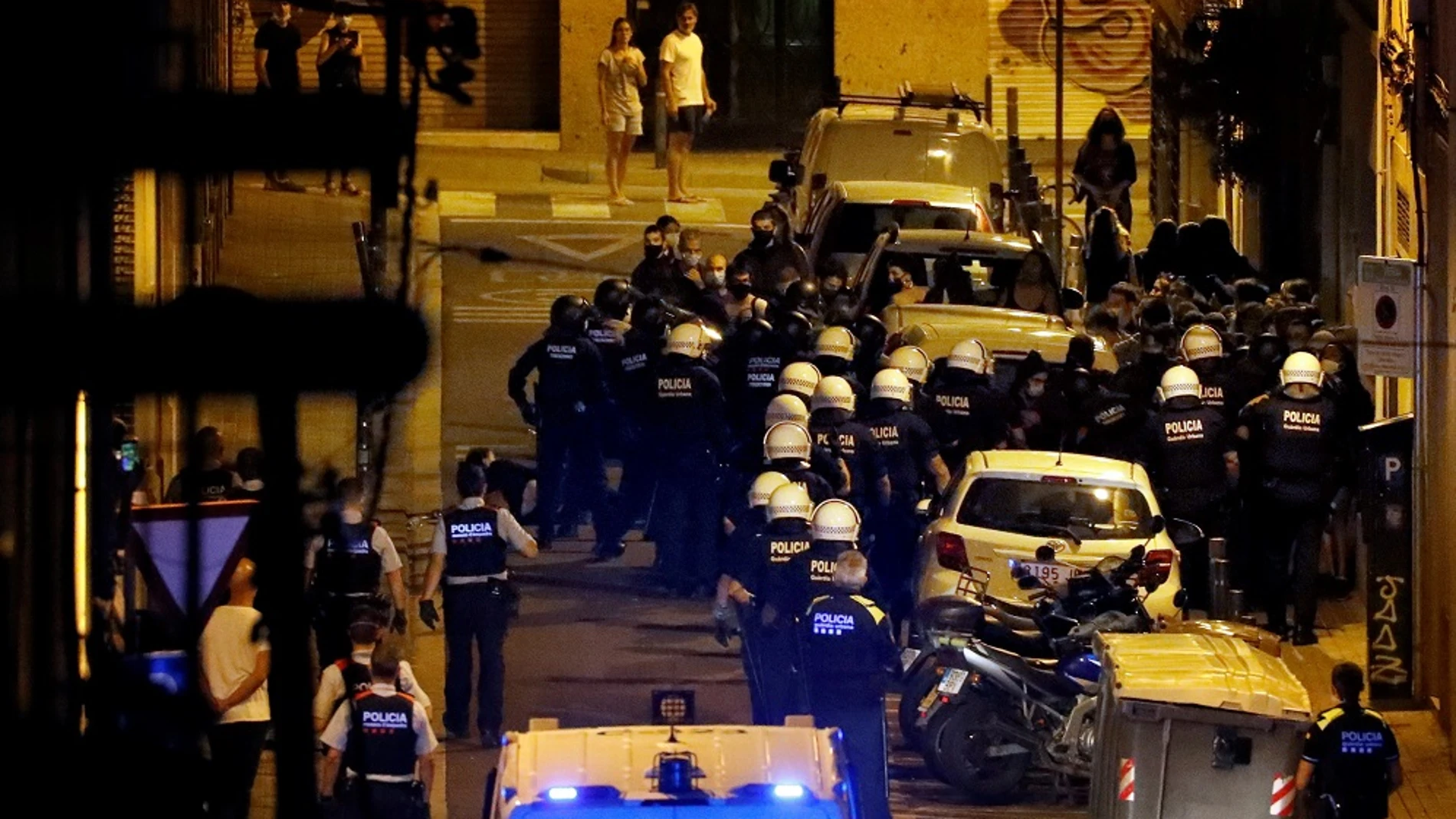 Agentes de la Guardia Urbana de Barcelona y de los Moscos disuelven a un grupo de manifestantes en la calle Regís de Barcelona