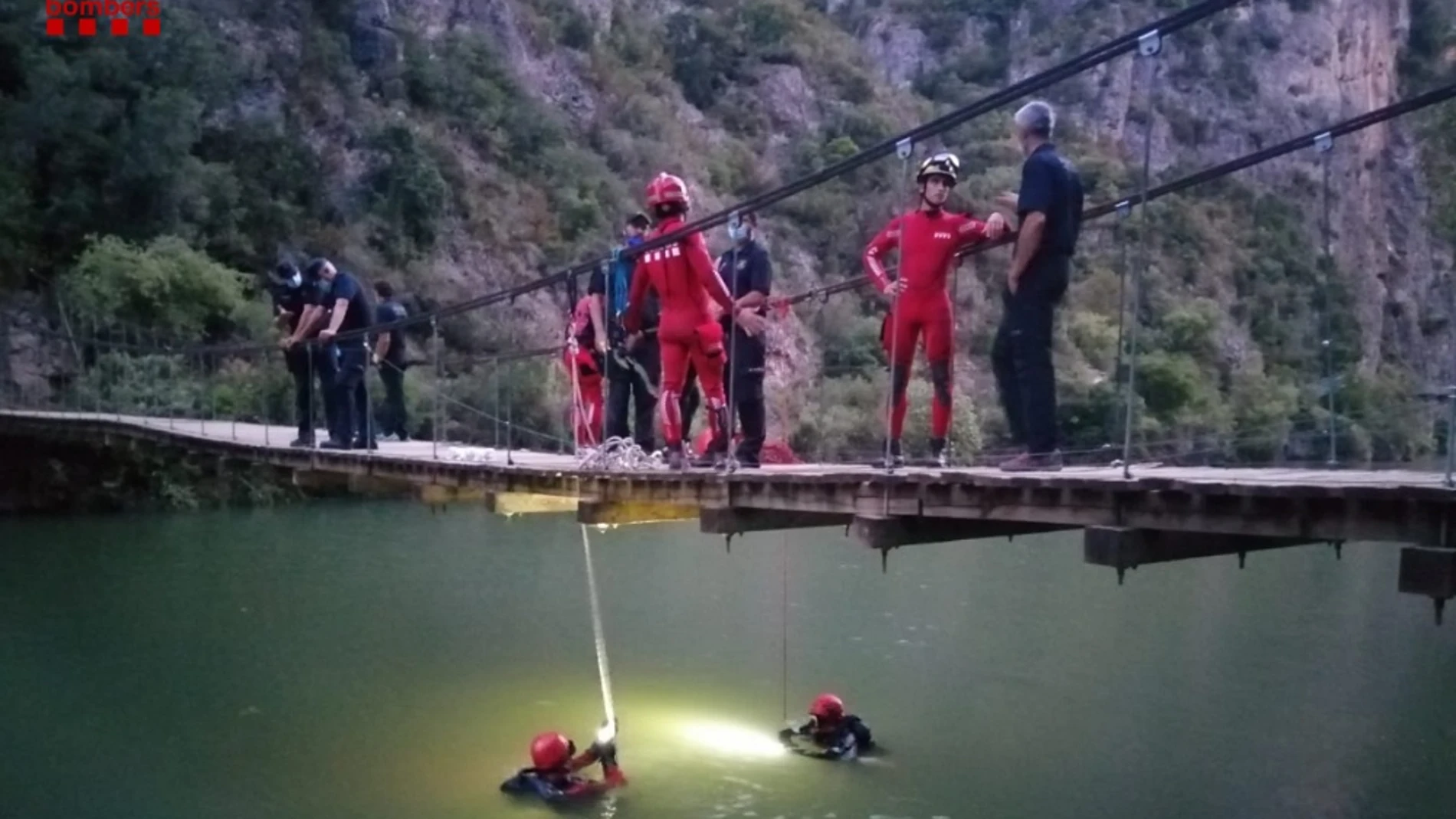 Imagen de los bomberos en el lugar donde han encontrado el cadáver del joven, en el pantano de la Camarasa