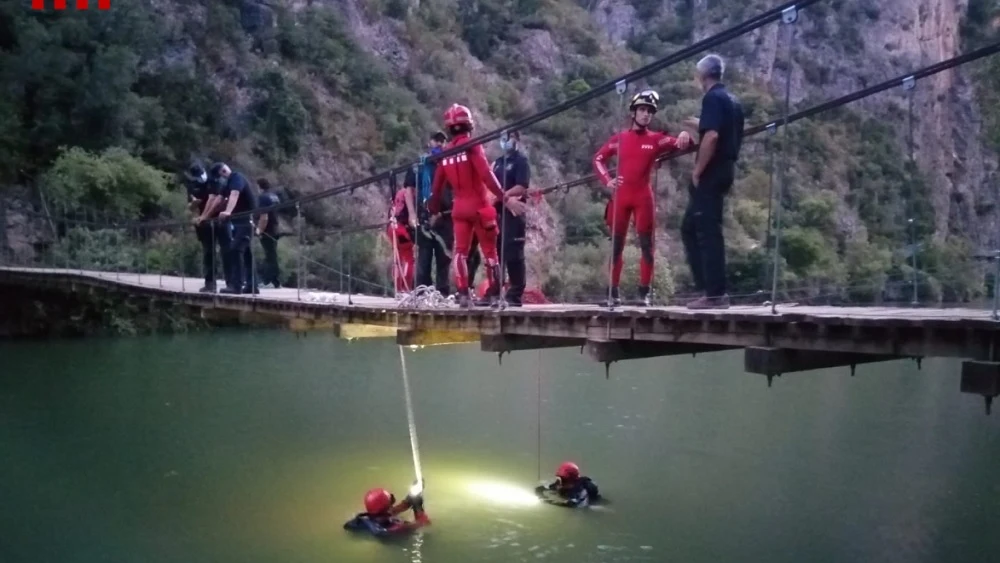 Imagen de bomberos en el lugar donde han encontrado el cadáver del joven