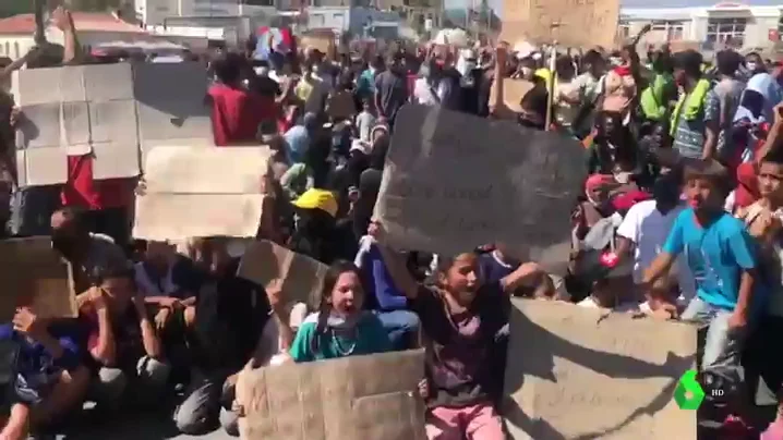 Más de 12.000 refugiados continúan hacinados, sin comida, agua ni un lugar en el que vivir tras el incendio de Moria