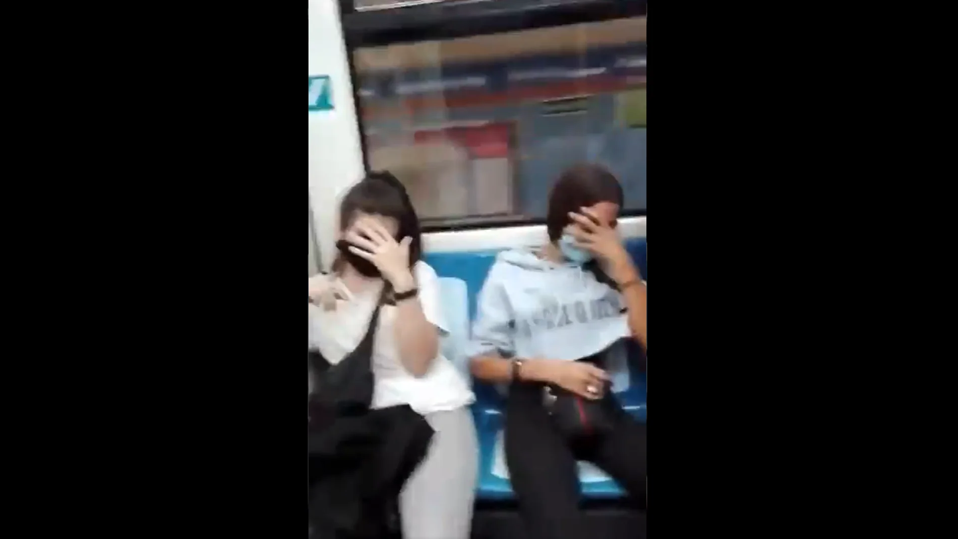 Captura del vídeo de la agresión racista de tres jóvenes a una pareja en el Metro de Madrid
