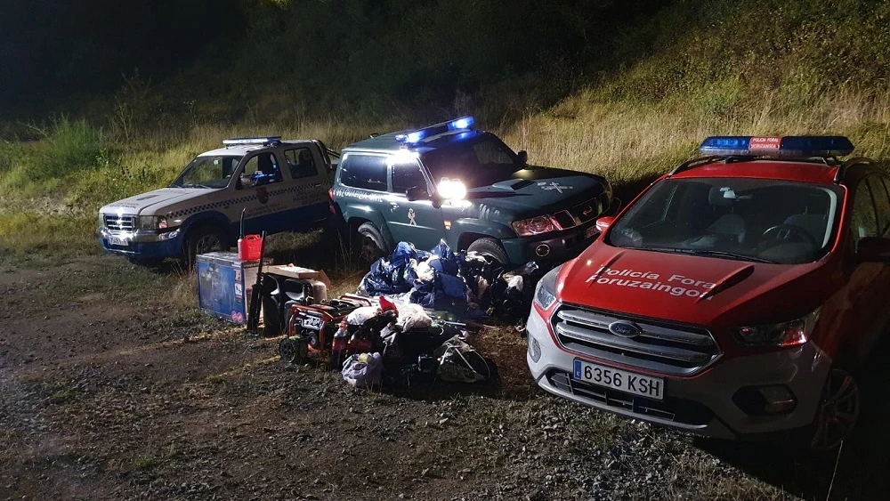 Imagen de un vehículo de la Policía Municipal de Alsasua, Policía Foral y Guardia Civil en Alsasua