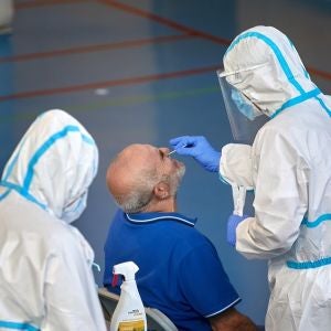 Personal sanitario realiza pruebas PCR durante la campaña de cribado masivo para contener contagios de Covid-19 en la ciudad de Girona Personal sanitario realiza pruebas PCR durante la campaña de cribado masivo para contener contagios de Covid-19 en la ciudad de Girona