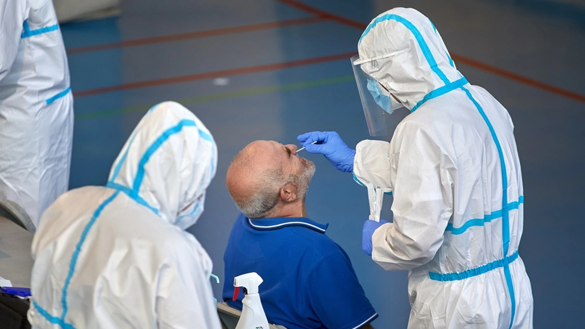 Personal sanitario realiza pruebas PCR durante la campaña de cribado masivo para contener contagios de Covid-19 en la ciudad de Girona