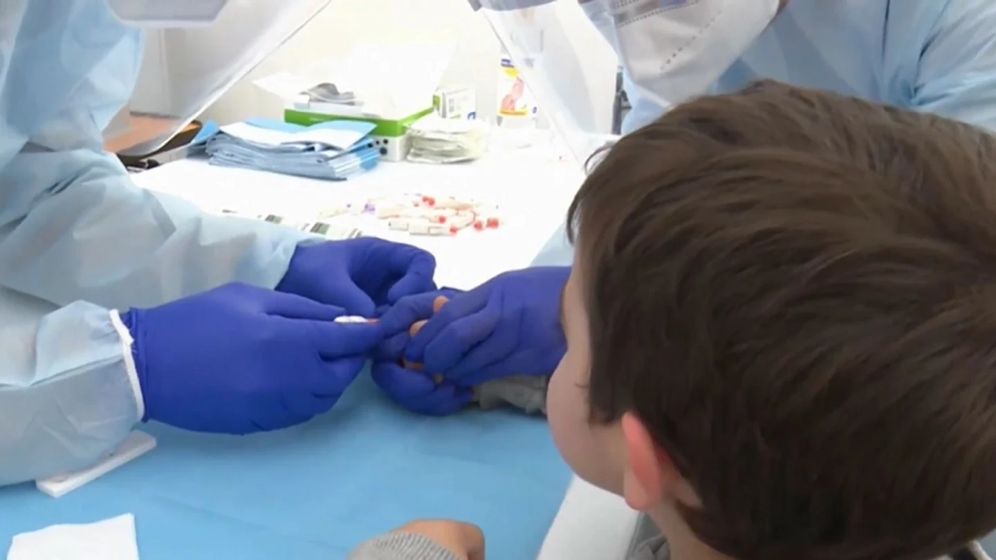 Imagen de un niño realizando una prueba a un niño Imagen de un niño realizando una prueba a un niño