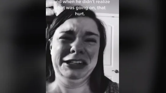 Una madre llora desconsolada Una madre llora desconsolada