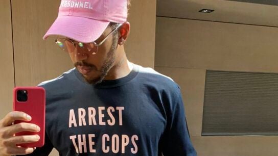 Lewis Hamilton, con una camiseta reivindicativa