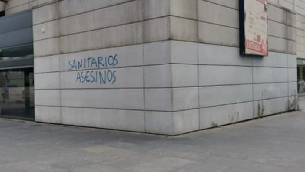 Imagen de la pintada que ha aparecido en el Hospital La Paz