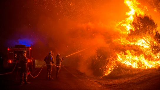 Varios bomberos realizan labores de extinción en un incendio forestal Varios bomberos realizan labores de extinción en un incendio forestal
