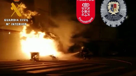 Imagen de un bombero apagando un incendio en un contenedor en Alsasua Imagen de un bombero apagando un incendio en un contenedor en Alsasua