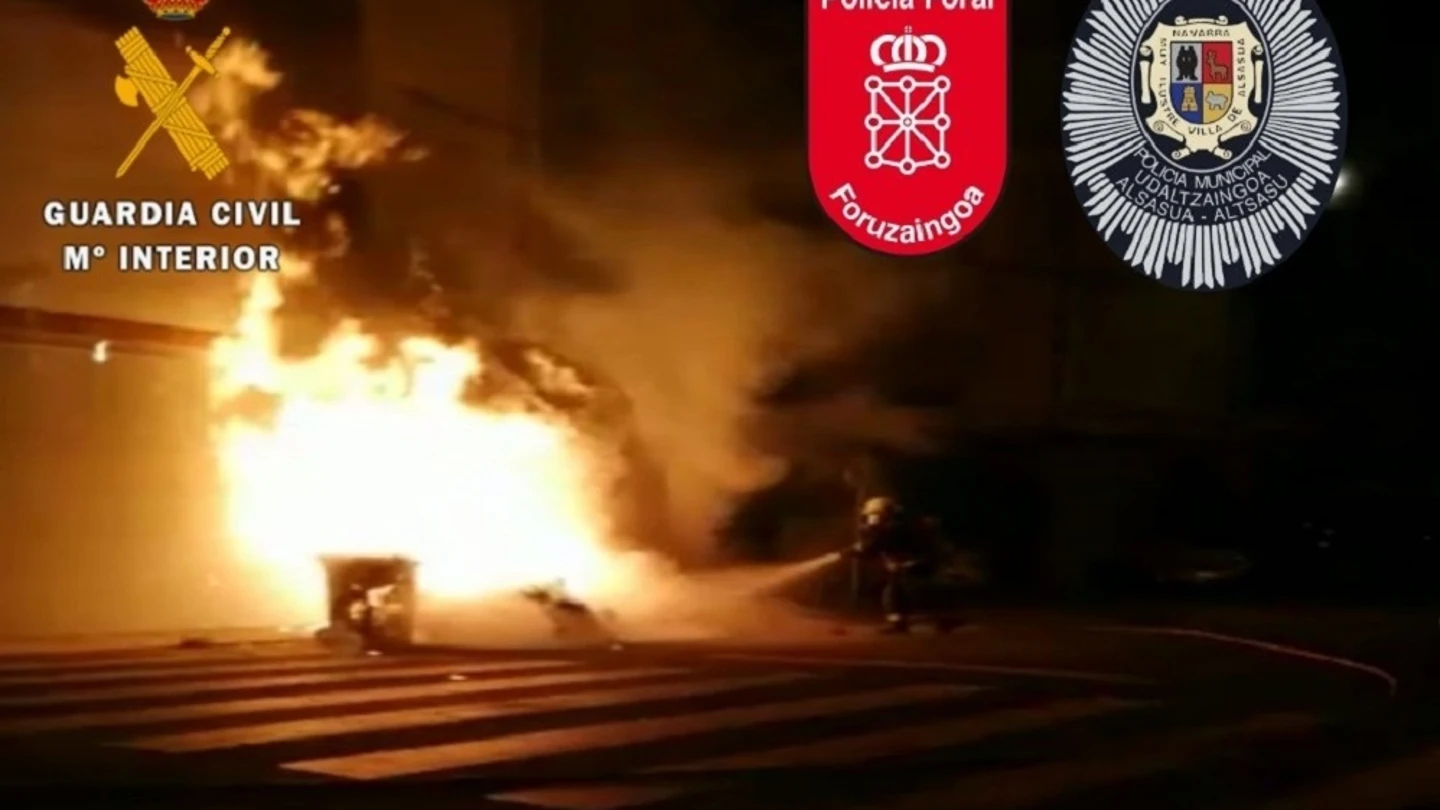 Imagen de un bombero apagando un incendio en un contenedor en Alsasua Imagen de un bombero apagando un incendio en un contenedor en Alsasua