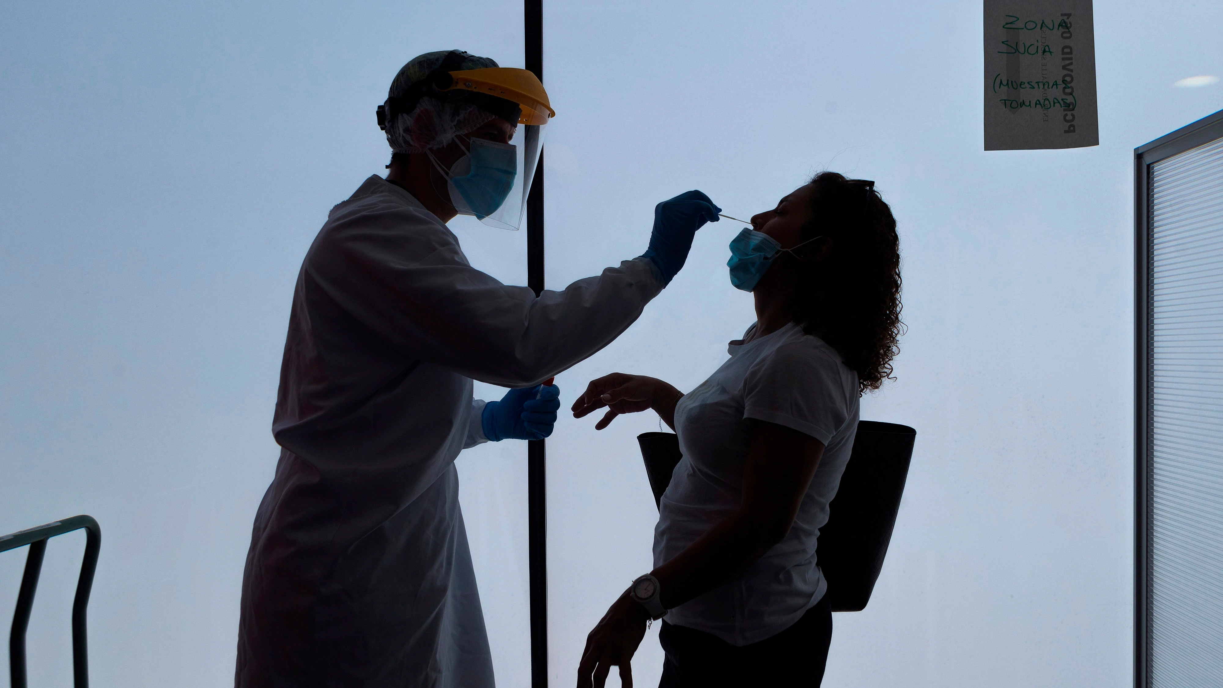 Un enfermero de urgencias del 061 realiza los test PCR en Zaragoza