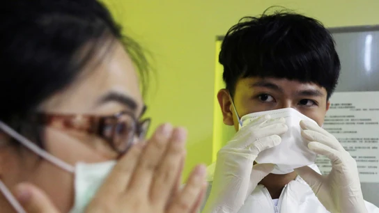Un estudiante se prueba una mascarilla N95 Un estudiante se prueba una mascarilla N95
