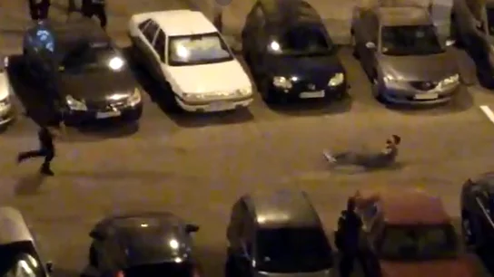 Un joven se autolesiona en el cuello tras recibir disparos disuasorios de los agentes Un joven se autolesiona en el cuello tras recibir disparos disuasorios de los agentes