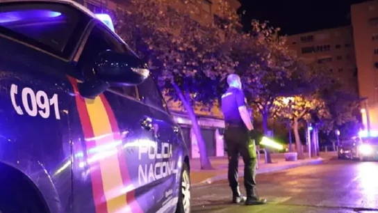 Imagen de un agente en el lugar del suceso en Valencia Imagen de un agente en el lugar del suceso en Valencia
