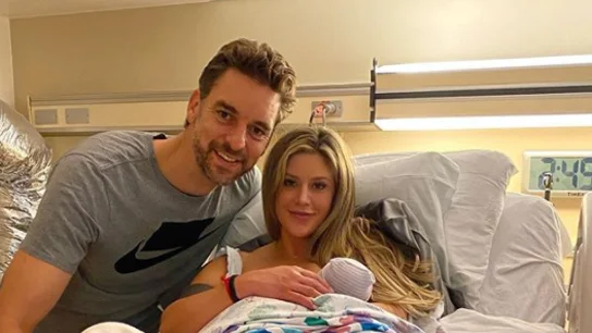 Pau Gasol y Cat Mcdonnell, junto a su hija Elisabet Gianna Gasol Pau Gasol y Cat Mcdonnell, junto a su hija Elisabet Gianna Gasol